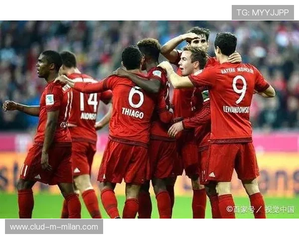 拜仁通过侧翼叠加扩大战术宽度，打造无敌攻势